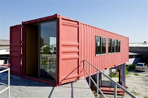 DX Arquitectos’ recycled shipping containers offices in Chile ...