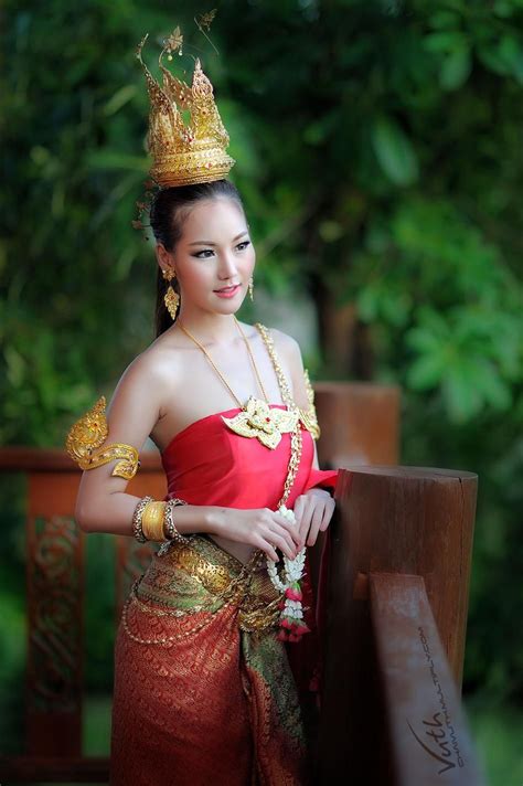 Menelwena | Traditional thai clothing, Traditional dresses, Beautiful ...