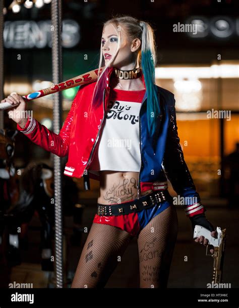 Retrato de chica cosplayer en traje Harley Quinn en la iluminación de ...