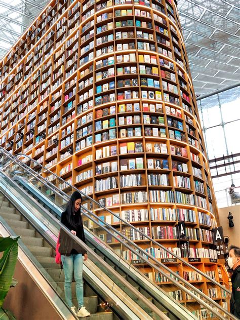 Starfield Library: A pretty and Impressive Library in Seoul | KoreabyMe