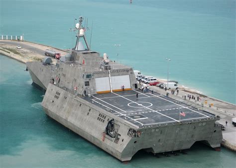 File:US Navy 100329-N-1481K-293 USS Independence (LCS 2) arrives at ...