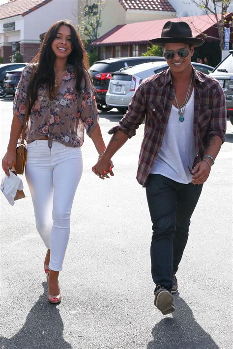 Bruno Mars' Height, Girlfriend and Personal Style