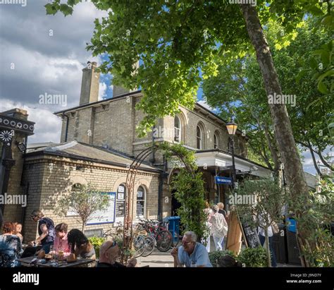 Kew Gardens station Stock Photo - Alamy