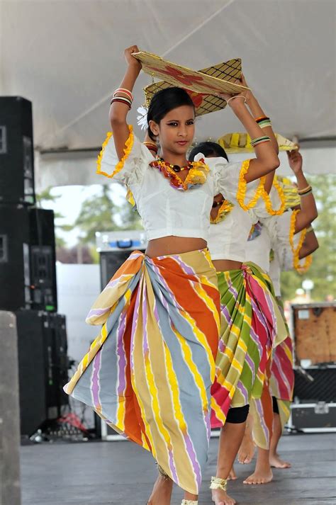 Traditional Sri Lankan harvesting dance | Sri lankan clothes, Sri lanka ...