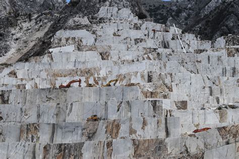 Guided tour to the Carrara marble quarries | The World Is Kullin