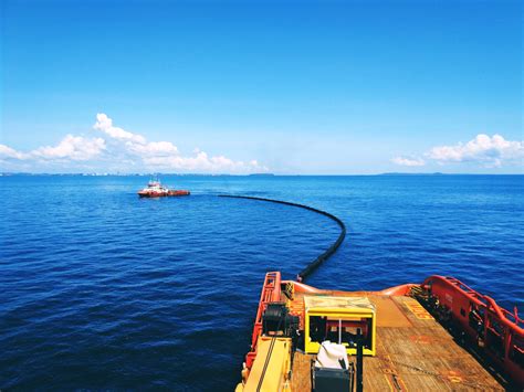 7 most common methods for oil spill clean-up | Hydrotech