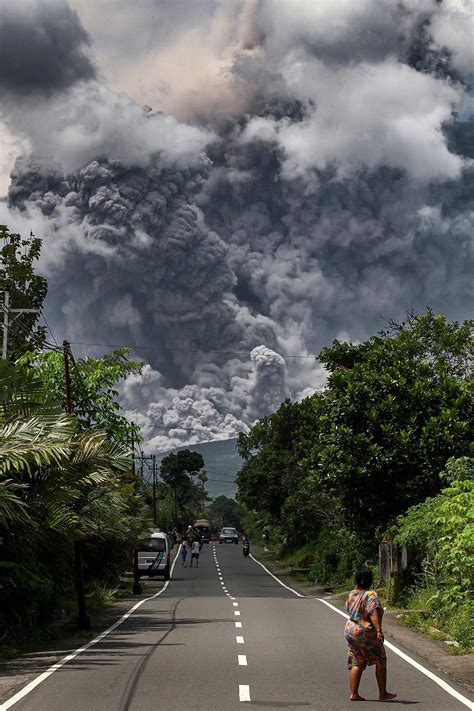 Indonesia's Mount Merapi volcano erupts, spewing hot clouds, lava ...