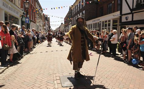 Rochester: Dickens Festival marks 40 years with parades, street acts ...