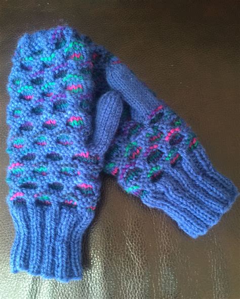 Newfie mitts pattern by Nadine Reeves Ravelry.com Made with Patons ...