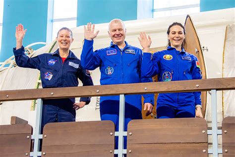 Soyuz MS-25 crew members wave to photographers during crew ...