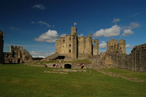 File:Warkworth Castle interior, 2007.jpg - Wikimedia Commons