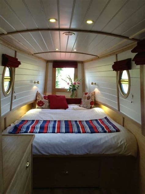 Incredible Houseboat Interiors Decor (11) | Houseboat interior, Canal ...