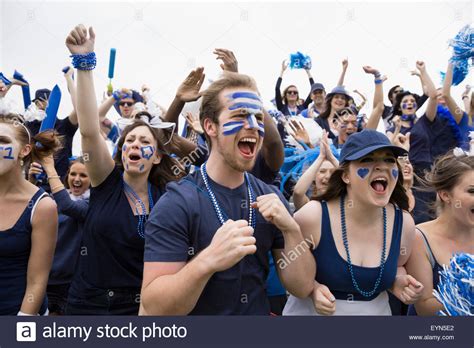 University crowd low angle hi-res stock photography and images - Alamy