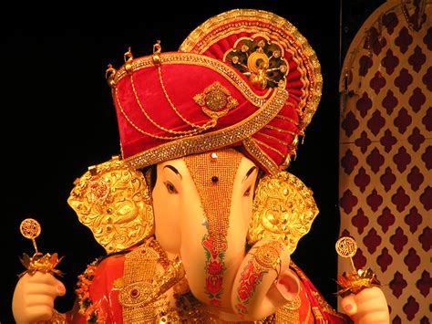 File:Shreemant Dagdusheth Halwai Ganpati.jpg - Wikipedia