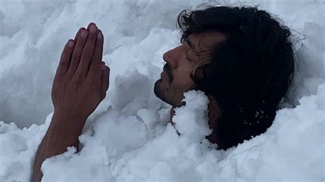 Vidyut Jammwal comes out of the snow with bruises as he practices ...