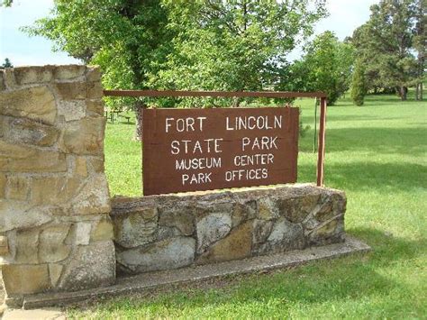 Blockhouse - Picture of Fort Abraham Lincoln State Park, Mandan ...