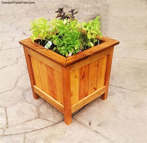 DIY Cedar Planter Box | Free Garden Plans - How to build garden projects