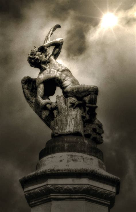 El ángel caído. Parque de El Retiro. | Estatuas de ángeles, Estatuas ...