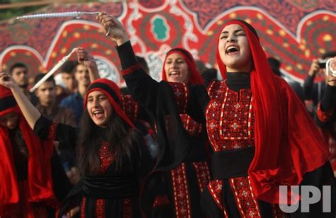 Photo: Palestinians Celebrating Palestinian Culture - GAZ2019042503 ...