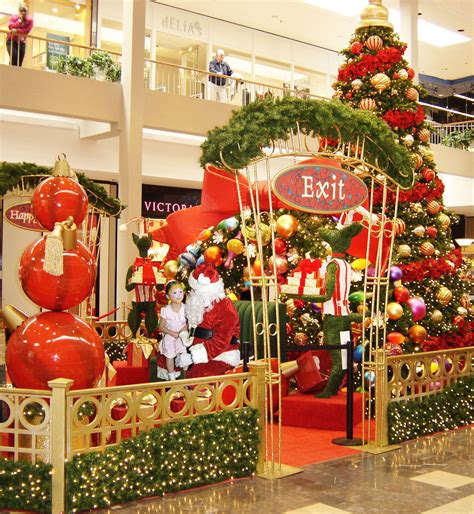 Santa greets a visitor at the #Christmas display at @WillowbrookMall in ...