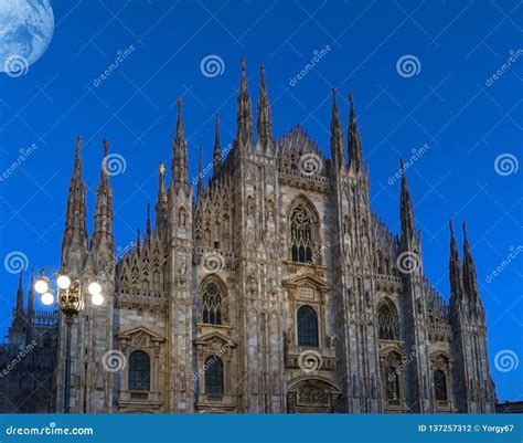 Duomo di Milano at night stock photo. Image of milano - 137257312