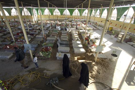 Iraq's Najaf cemetery swells as fight against IS escalates | AP News