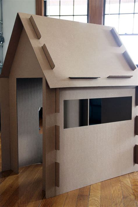 DIY cardboard little house | Casas de cartón, Casa de juegos de cartón ...