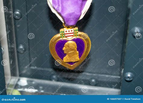 Purple heart Medal editorial photography. Image of show - 166697507