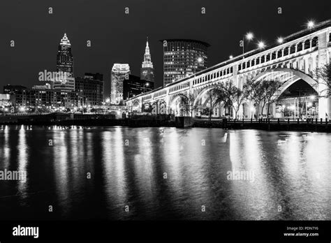 Cleveland ohio skyline at night hi-res stock photography and images - Alamy