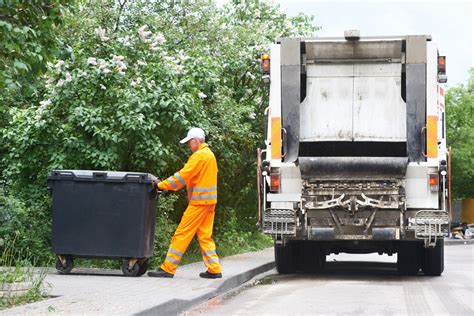 5 Tips for Finding the Best Garbage Truck Driver Jobs