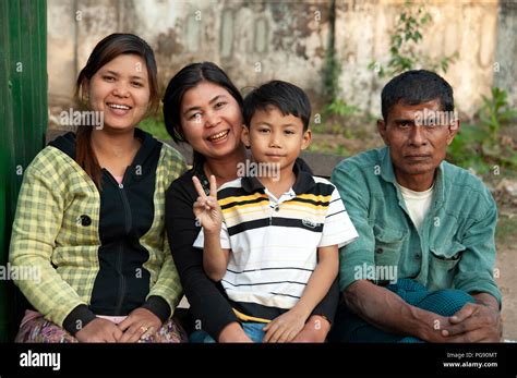 Myanmar smiling family photograph hi-res stock photography and images ...