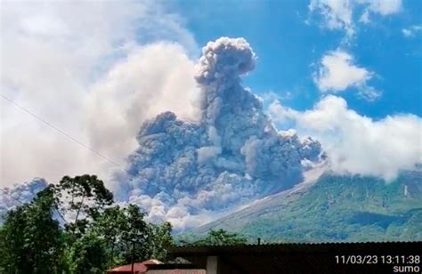 Indonesia's Merapi volcano erupts, spews hot cloud | Reuters