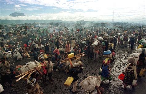 Rwandan Hutu refugees flee Rwanda during the genocide, 1996[2062x1400 ...