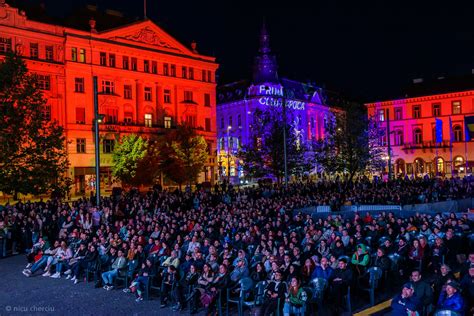 Concerte live și o experiență vizuală unică cu drone și proiecții video ...