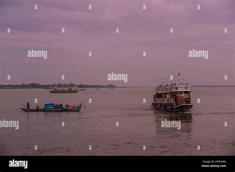 Pleasure Cruise on the Tonle Sap and Mekong river at night Stock Photo ...