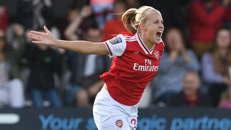 Beth Mead signs new Arsenal contract