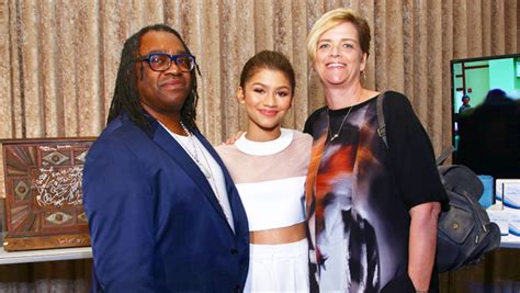 Zendaya’s Parents: Facts About Her Mother & Father – Hollywood Life