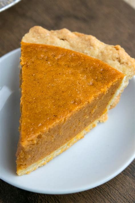 Easy Pumpkin Pie Recipe {5 Ingredients} - CakeWhiz