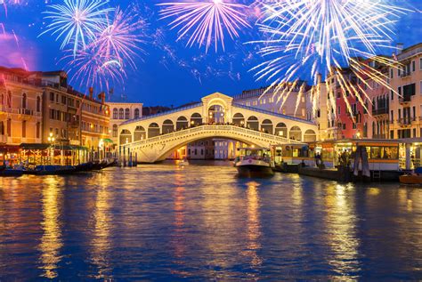 The History of Rialto Bridge - The Oldest Bridge in Venice | IDC