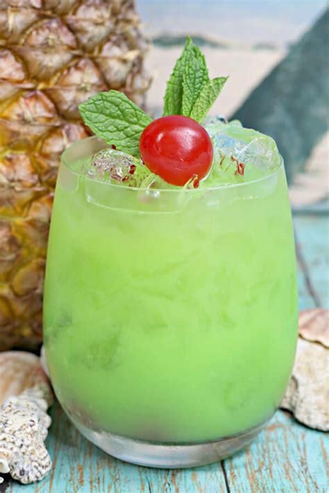 40+ Hawaiian Cocktails To Try At Home | Hawaii Travel with Kids