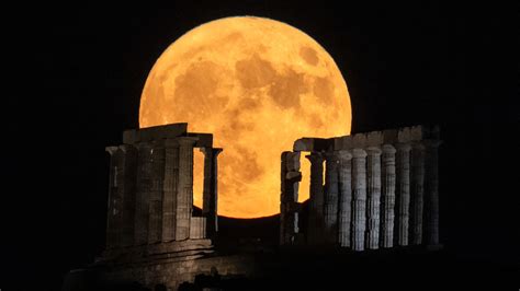 Photos: Sturgeon Supermoon Illuminates the Night Sky Around the World ...