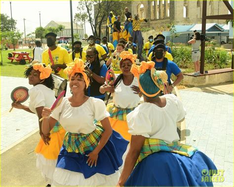 Photo: rihanna barbados hero insignia ceremony 76 | Photo 4669830 ...