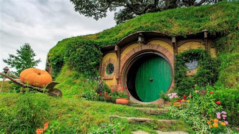 Stay at a Hobbit House like Frodo and Bilbo Baggins | Living in The ...