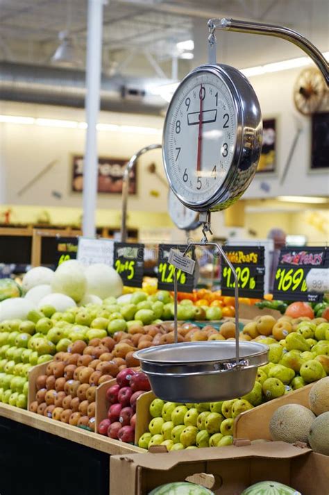 A Weight Scale In The Produce Area Stock Images - Image: 15335324