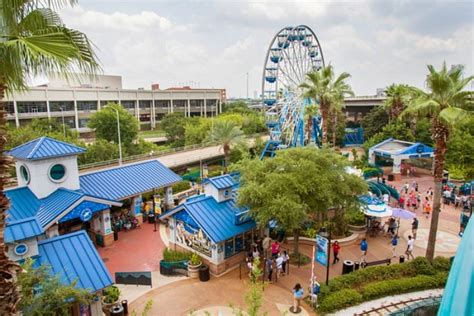 Downtown Aquarium Houston - Moms & Munchkins