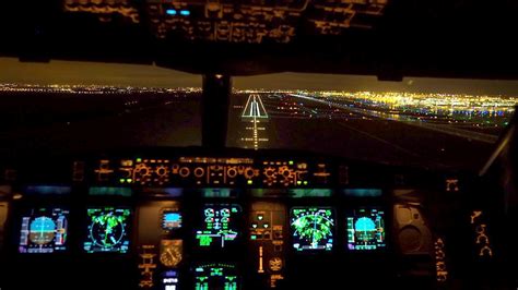 VIDEO Cockpit view of A330 landing by night at Paris CDG - AIRLIVE