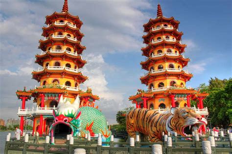 The Incredible Temples of Lotus Pond, Taiwan | Never Ending Footsteps