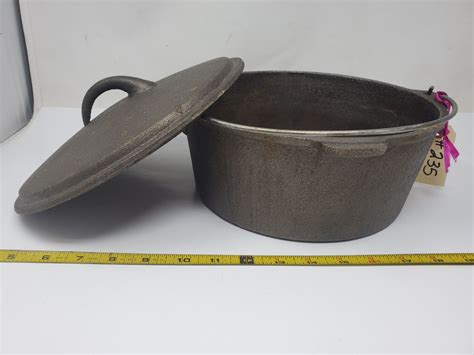 Cast iron cooking pot