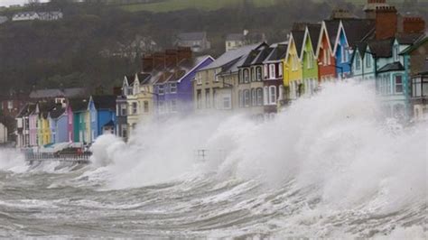 Heavy rain causes flooding across Northern Ireland - BBC News