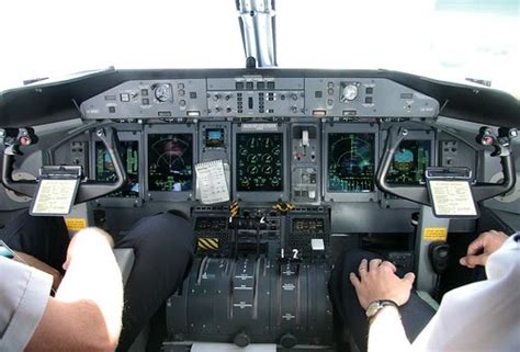 airtravel photos: Bombardier Dash 8-400 Cockpit